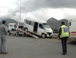 Ambulans ile servis çarpıştı: 13 yaralı